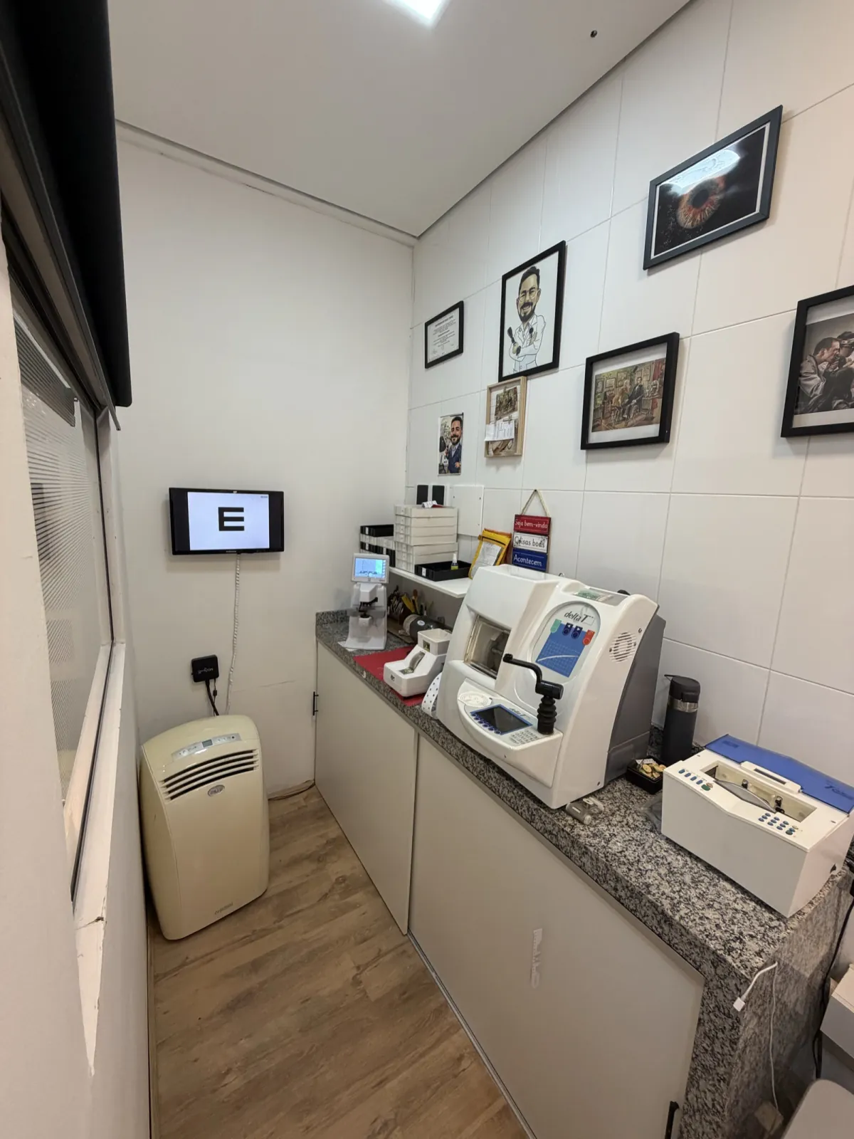 Laboratório próprio de montagem das Óticas Mirabela, com equipamentos para corte e montagem de lentes