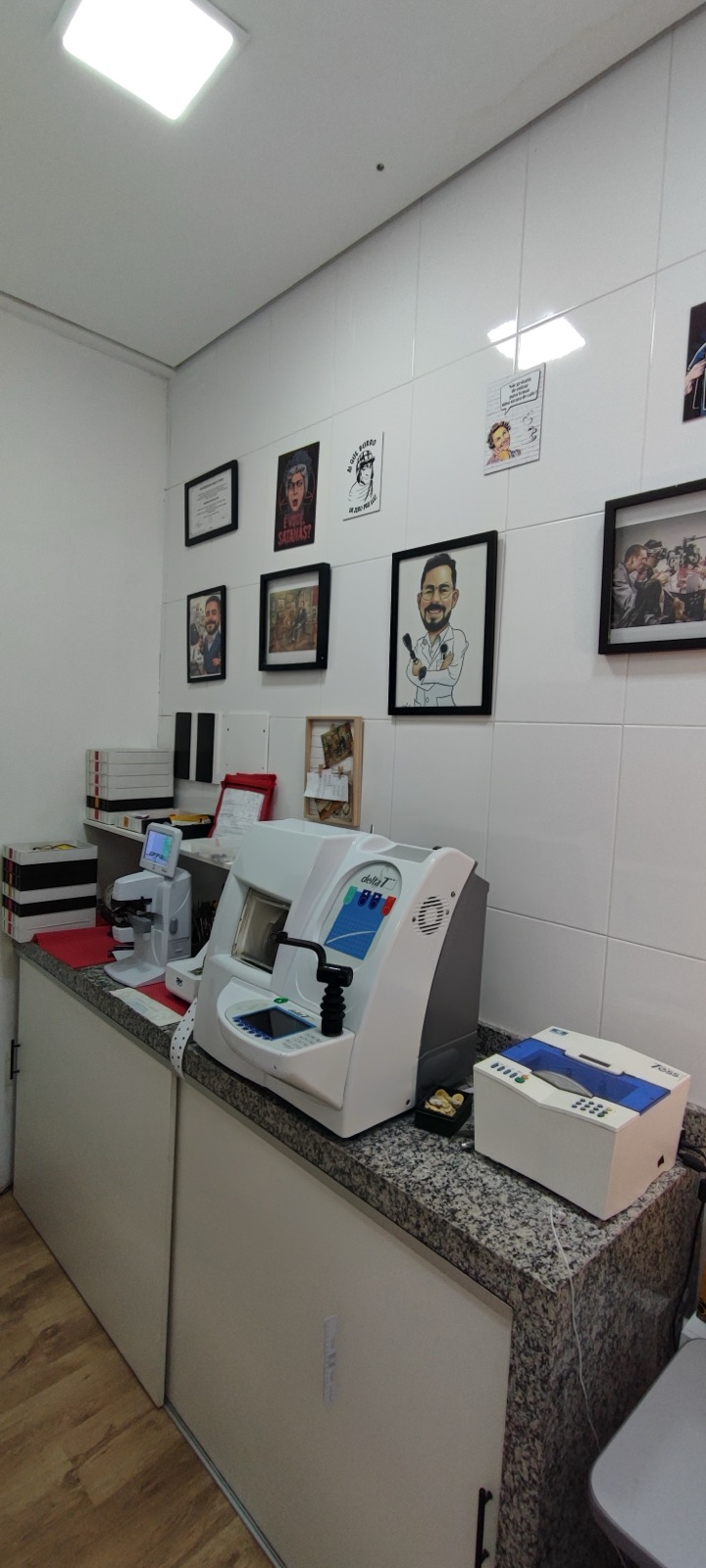 Laboratório próprio de montagem das Óticas Mirabela, com equipamentos para corte e montagem de lentes